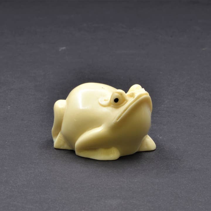 Figurine de grenouille amusante en résine vintage sculptée à la main avec détails pour la vente par Ciel Collectables