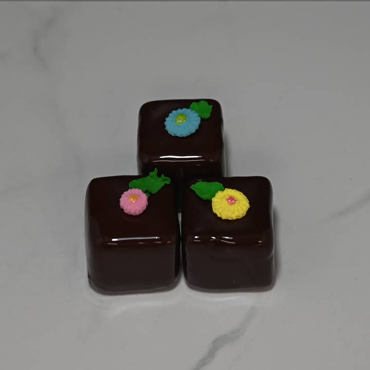 Just Dough It! Fake Foods – wholesale Dekorativt bordsobjekt – Stora falska choklad Petit Fours - uppsättning 3