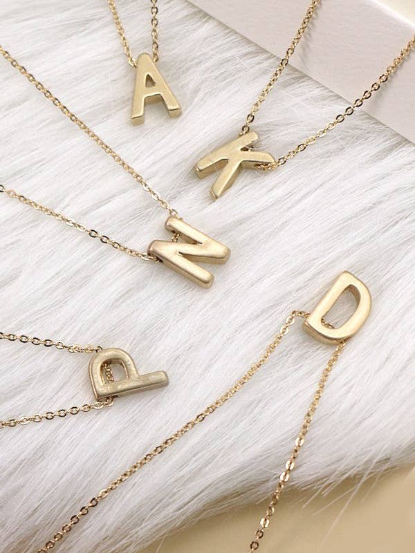 COLLAR CON COLGANTE INICIAL CON MONOGRAMA | 52N2110921 para venta al por mayor de JOSSLYN by wall to wall