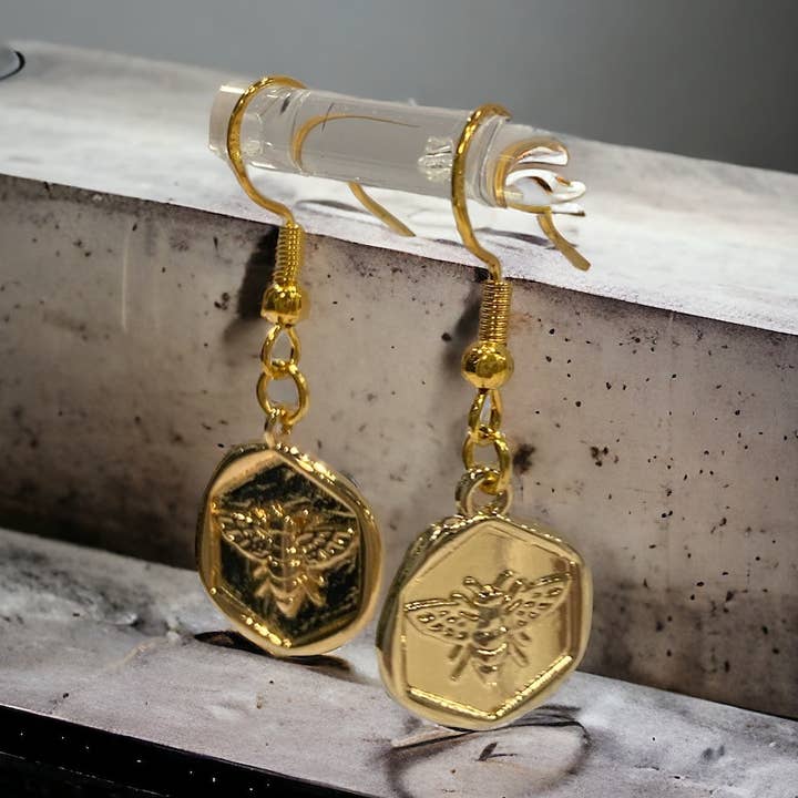 Boucles d'oreilles Bee Hexagon pour la vente par Mumu Beads