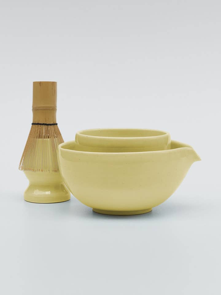 Ensemble de matcha fait main jaune beurre pour la vente par ONE DNA