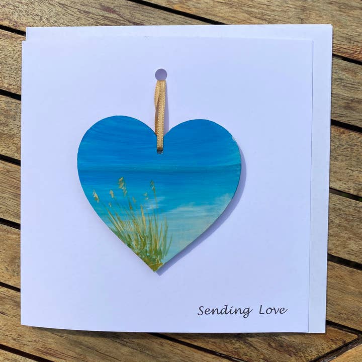 Biglietto ricordo «Sending Love» con cuore appeso dipinto a mano per la vendita all'ingrosso da parte di Mi Designs, Moray