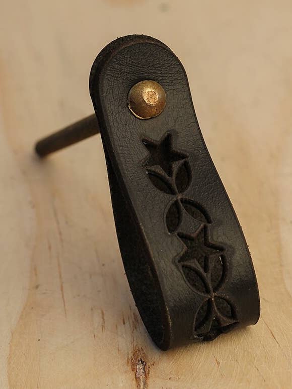 Maniglie per cassetti e armadietti in pelle - nere per la vendita all'ingrosso da parte di KNOBCO