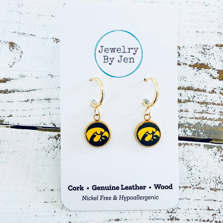 Iowa Hawkeyes Huggie Tigerhawk Örhängen: Guld med Svart för wholesale av Jewelry By Jen