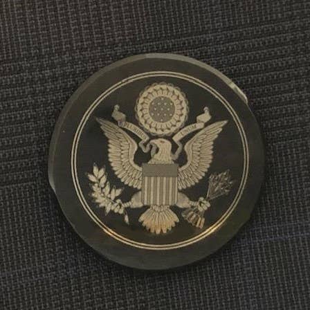 iconsUSA – Engroshandel Reversnål/knap – Great Seal Lapel Pin (Obsidian og Sølv)