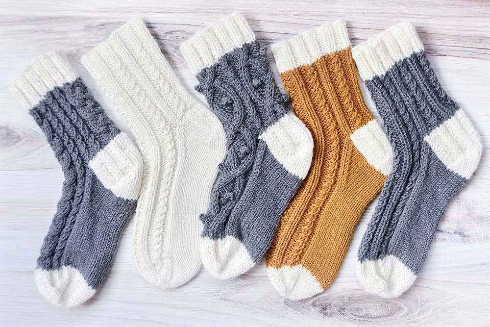 Crafter – wholesale DIY craft kit – Cozy Knit Cabled Socks Workshop Kit1