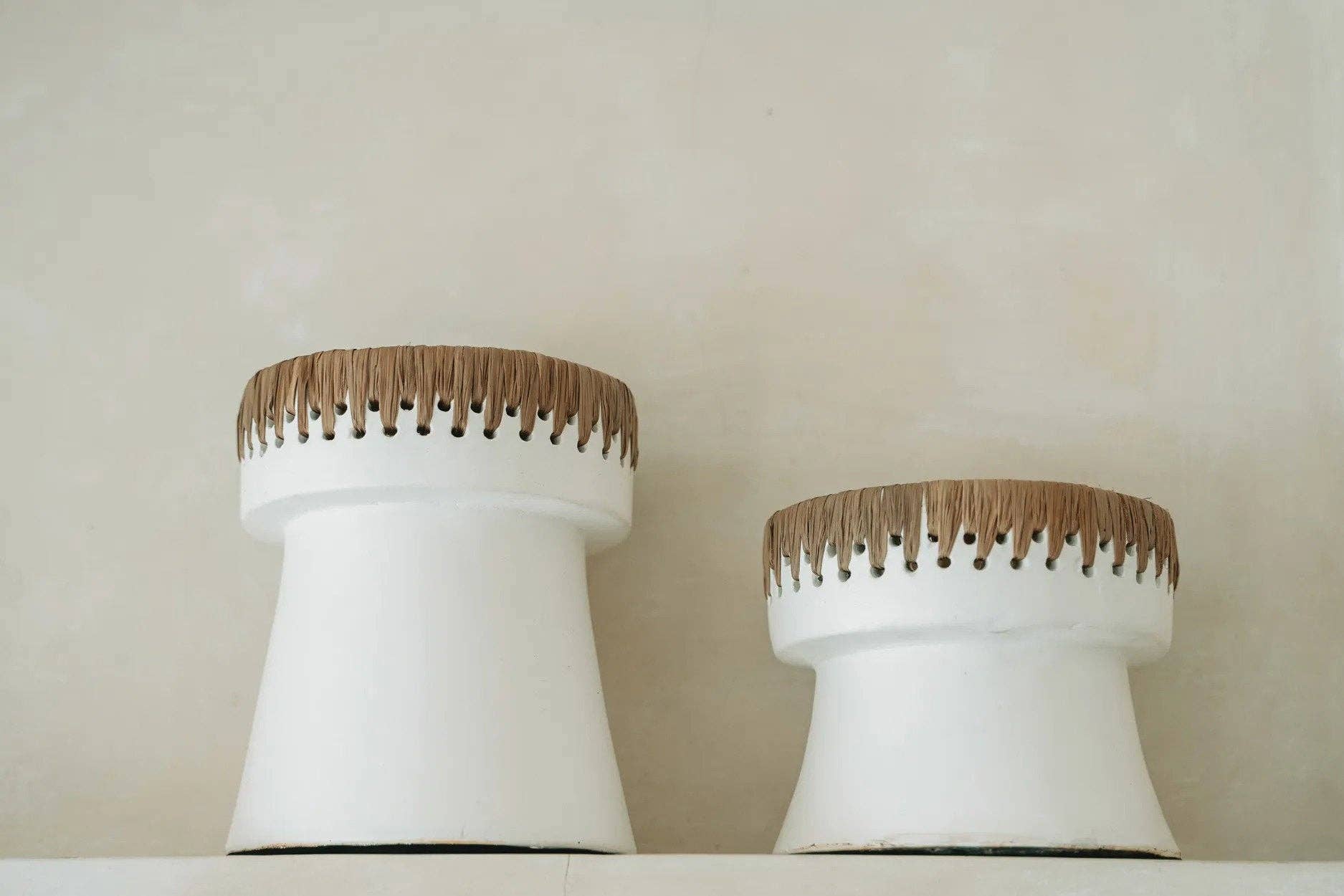 Bazar Bizar Living – wholesale Ljushållare – The Pretty ljusstake – vit terrakotta med raffia, liten2