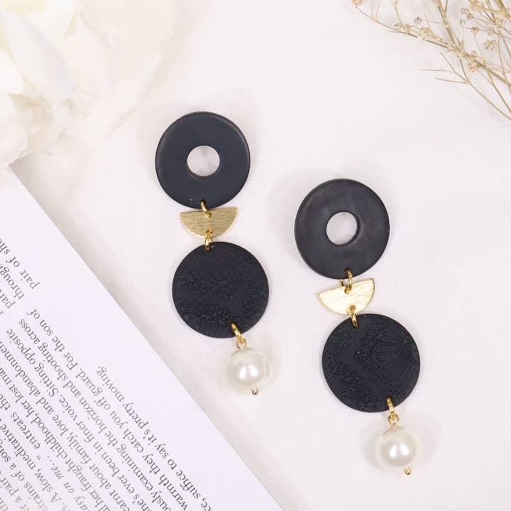 Orecchini a cerchio geometrici testurizzati floreali neri con perle per la vendita all'ingrosso da parte di CraftlyKaleido