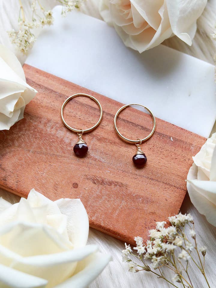 Garnet Baby Hoops {Guld eller Sølv} for engroshandel hos Malabella Jewels
