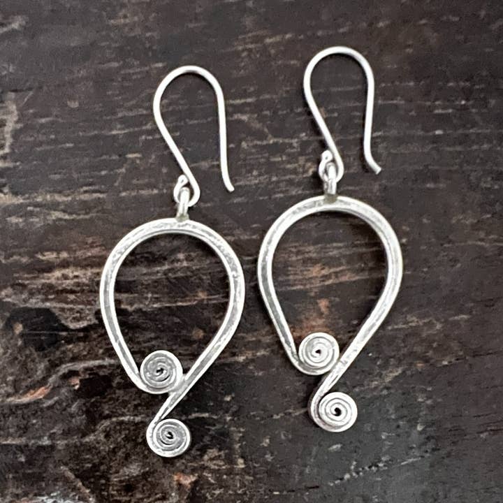 E10 - Brinco espiral pendente por atacado de Anantara