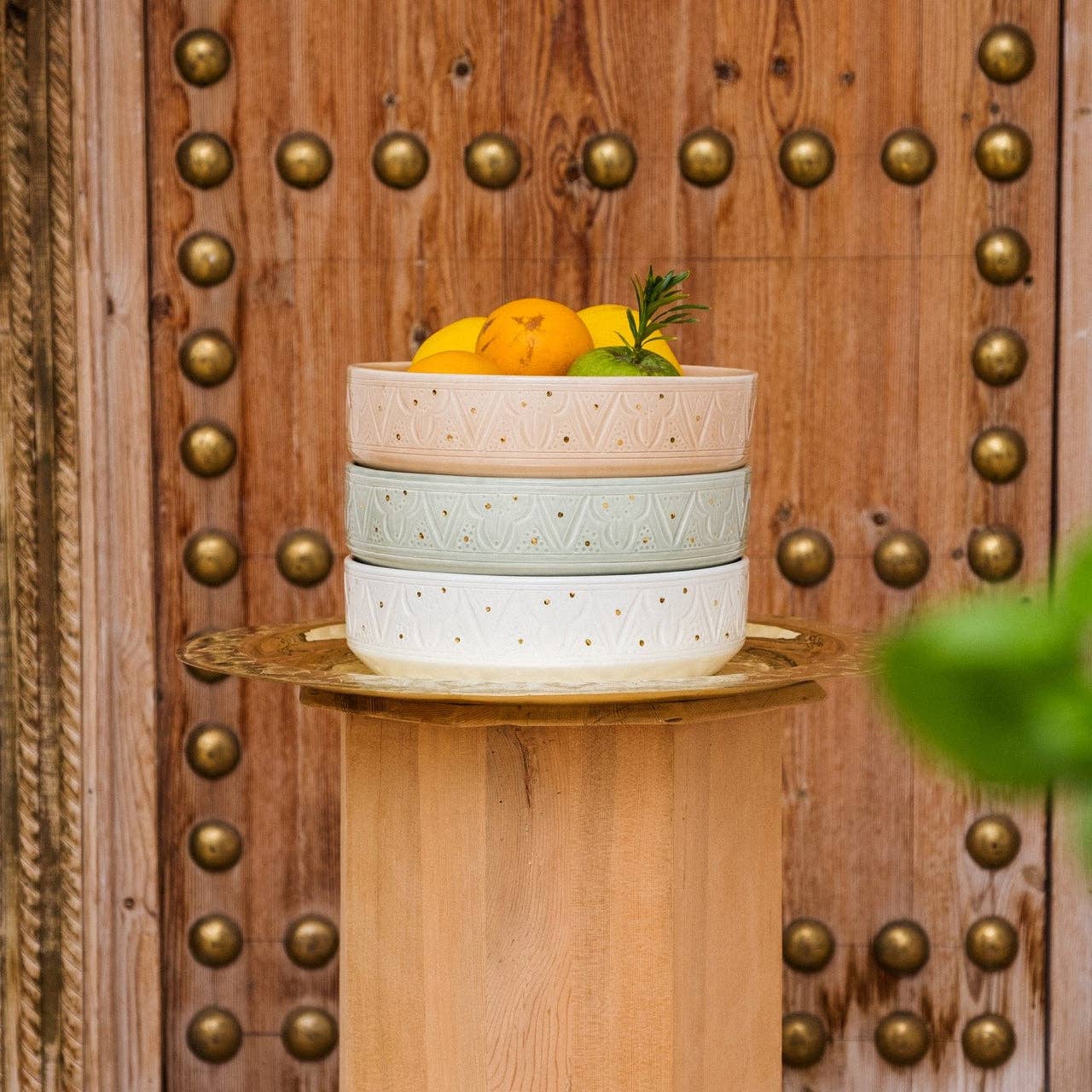 Maroccarpets Poufs and pillows wholesale +31648976894 – wholesale Dekorativ tallrik/fat/skål – Yasmina serveringsskålar med strukturerad yta och 12-karats gulddetaljer0