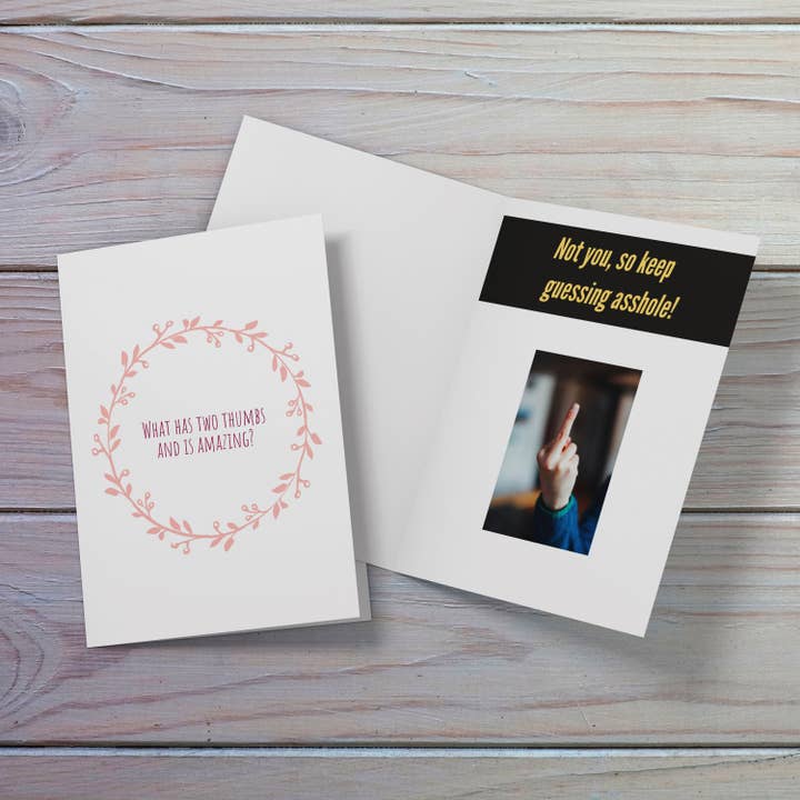 Oväntat roligt vänskap eller födelsedagskort. Två tummar för wholesale av Cardstalked