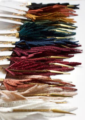 This Ilk – Großhandel Ohrhänger – Papageien-Ohrringe aus handgefärbter Spitze mit Messingkette12