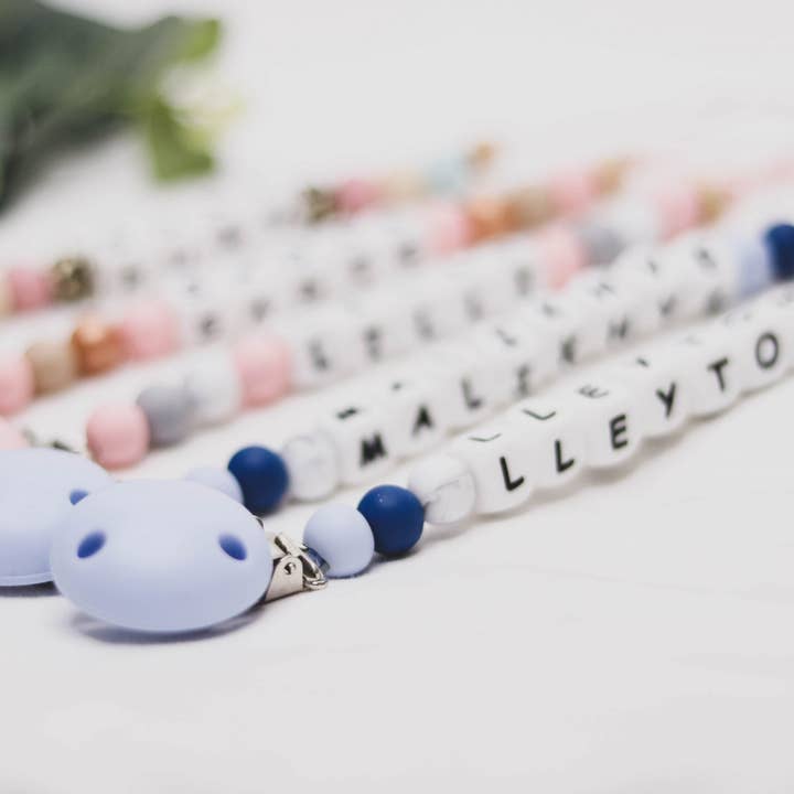 Clips en silicone pour tétine - Nom personnalisé pour la vente par Zebra Babies