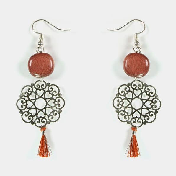 Amaranth og Fedora pompom øreringe for engroshandel hos Essenciel