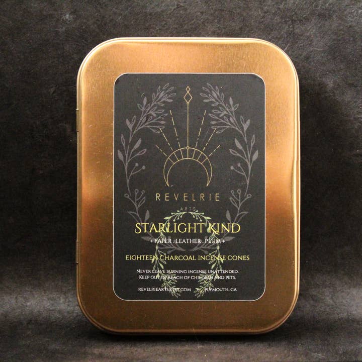 Daydream Savant - Cônes d'encens au charbon de bois dans une boîte en or pour la vente par Revelrie Arts