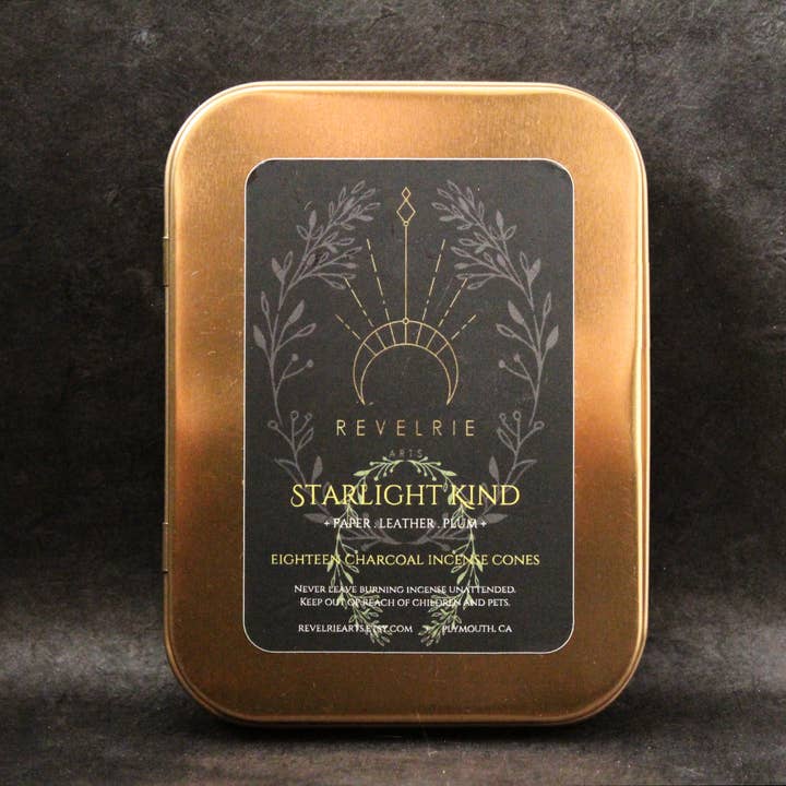 Abri Poétique - Cônes d'Encens au Charbon dans Boîte en Or pour la vente par Revelrie Arts