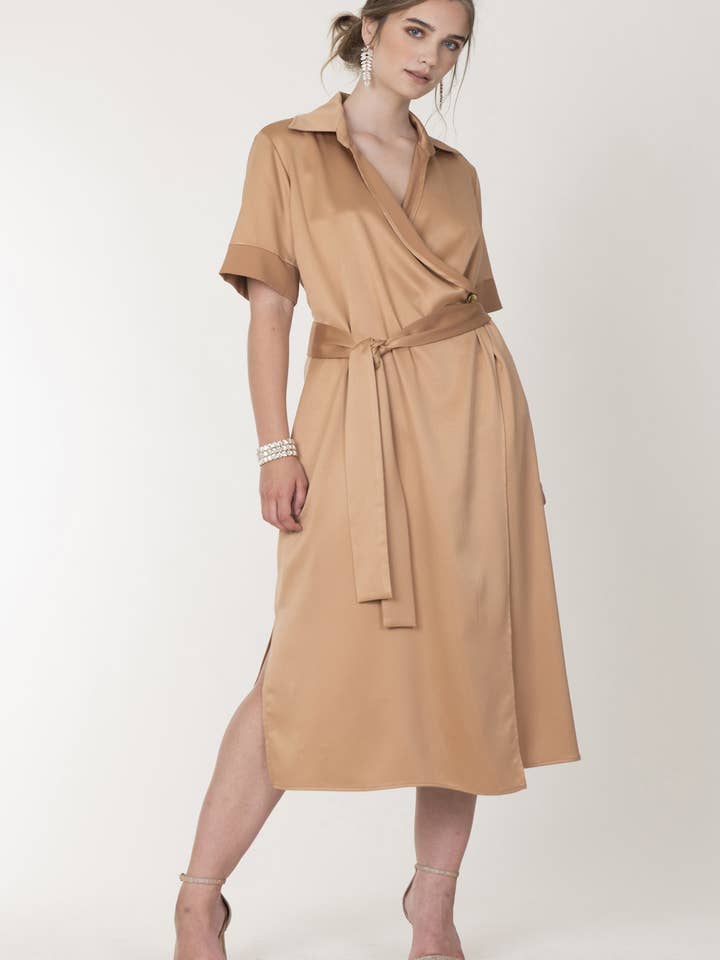 Robe portefeuille avec ceinture pour la vente par More By Siste's