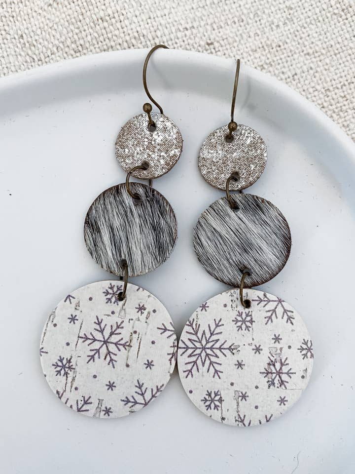 Snowflake Tiered Circle Drops | Leren kerstoorbellen voor wholesale door Anabelle+Oak