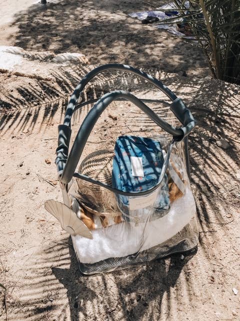 Play and Store – Großhandel Strandtaschen – Blaue Strandtasche mit Netzboden und Muschel-Anhänger2