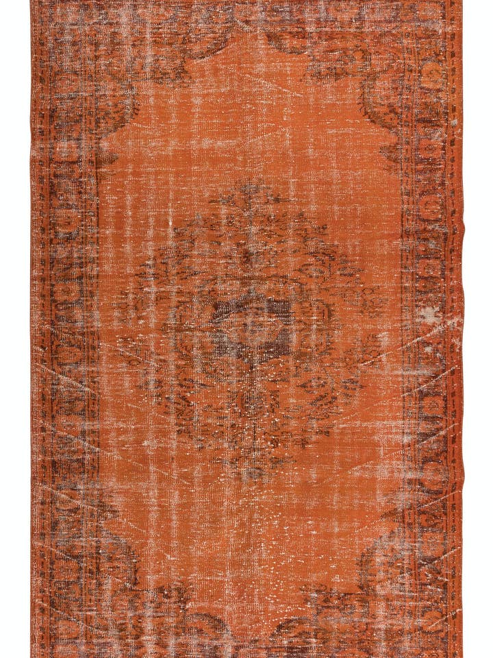 Moderner handgefertigter türkischer Teppich in orangefarbenen Farben, 6,3 x 9,6 Fuß für den Großhandel von Rug Specialist LLC.