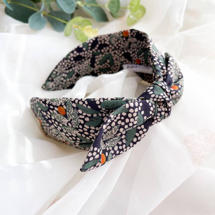 Bandeau à nœud latéral - Accessoire cheveux pour femmes - Navy Floral Spot pour la vente par Nine Designs Ltd
