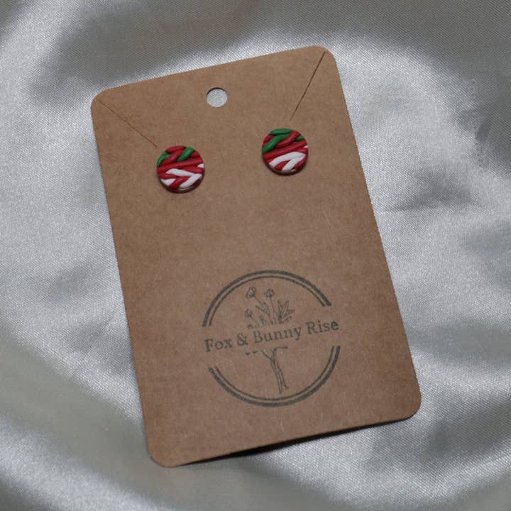 Borchie intrecciate rosse, bianche e verdi in argilla polimerica per la vendita all'ingrosso da parte di Fox and Bunny Rise