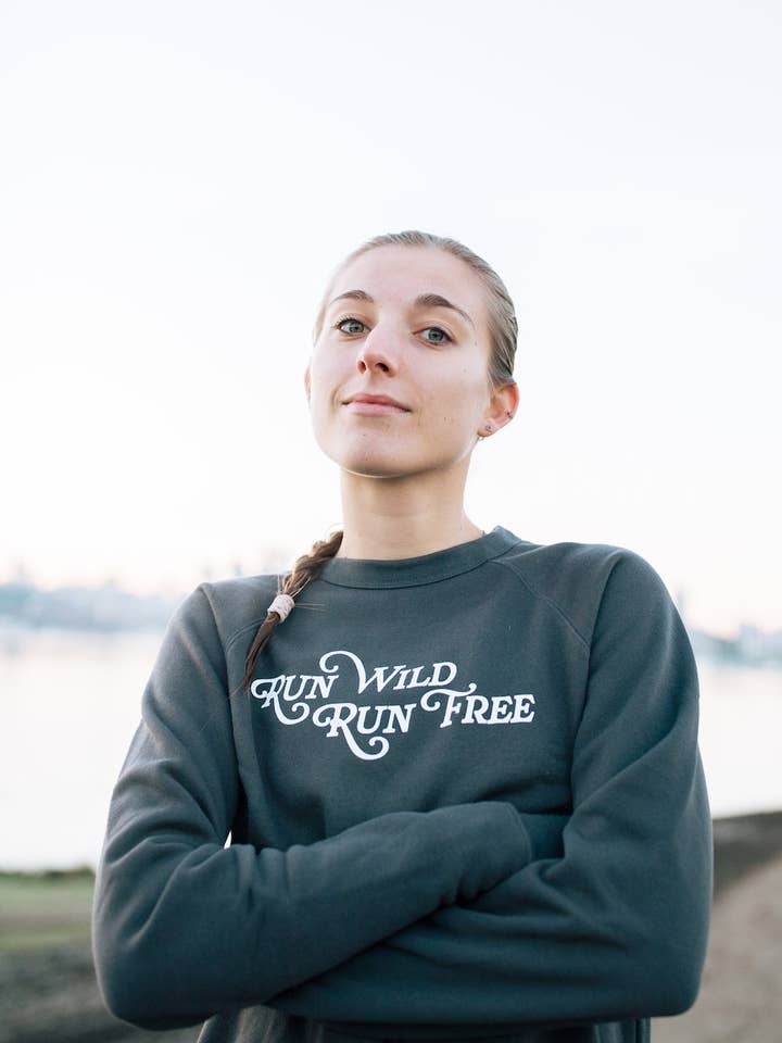 Kör Wild, Kör Gratis Sweatshirt för wholesale av Sarah Marie Running Co
