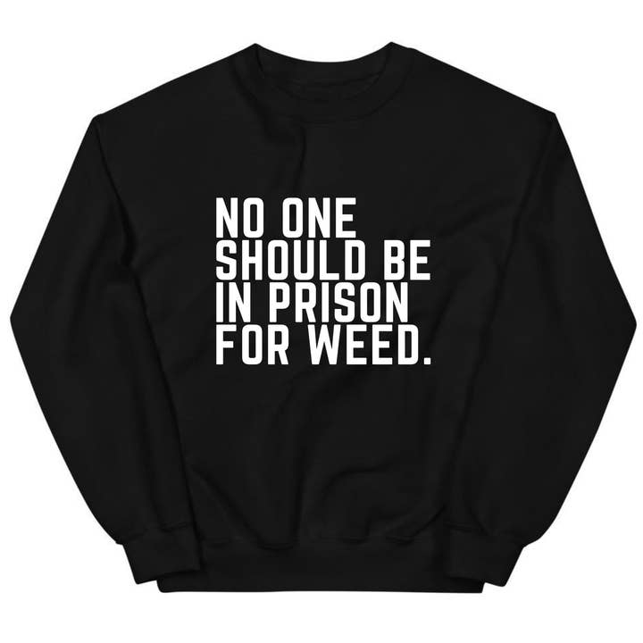 Sweat-shirt unisexe Personne ne devrait être en prison pour les mauvaises herbes pour la vente par Remedy Rich