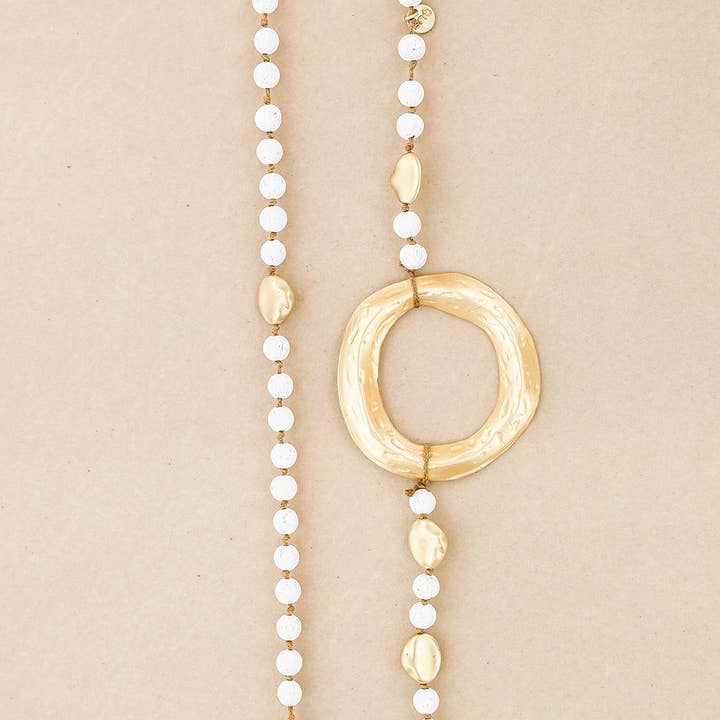 La Cuerda De Sol – Großhandel Click-Button-Schmuck – Lange Halskette: Lavaperlen, Metallring