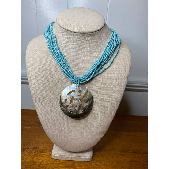 Pendentif Craved Shell avec chaîne en perles pour la vente par Shae's Resale