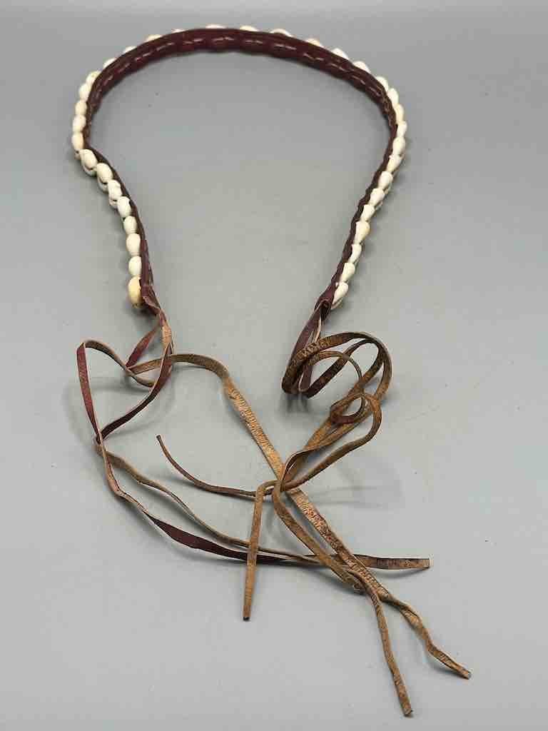 The Niger Bend – Großhandel Gürtel – Damen – Schmaler afrikanischer Krawattenverschluss aus echtem Kaurimuschelleder55