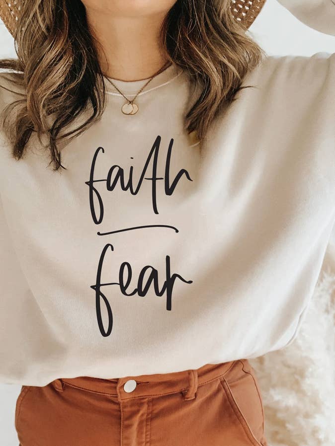 Chandail à col rond Faith Over Fear pour la vente par 1989 Co.