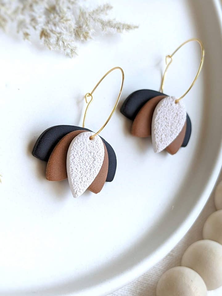 Argolas de Flor de Lótus - Paleta de Neutros Fortes por atacado de Momo Studio LLC