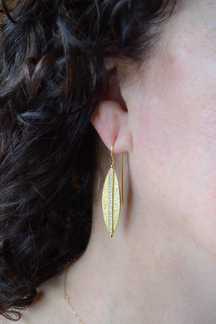 AJS Design Studio - Vente Boucles d'oreilles pendantes - Boucles d'oreilles en forme de feuille d'or avec zircone cubique1