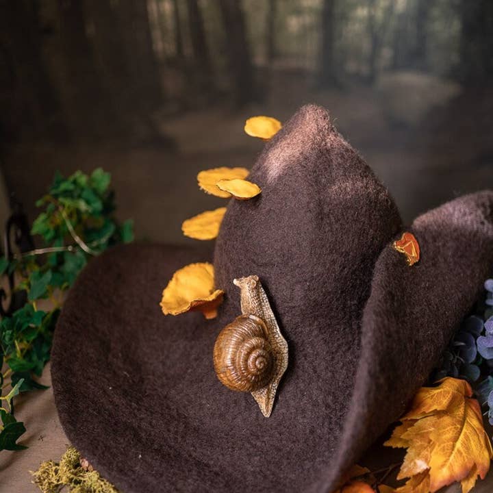 Bosheksenhoed met paddenstoelen en slak, bostovenaar Halloween voor wholesale door Costurero Real