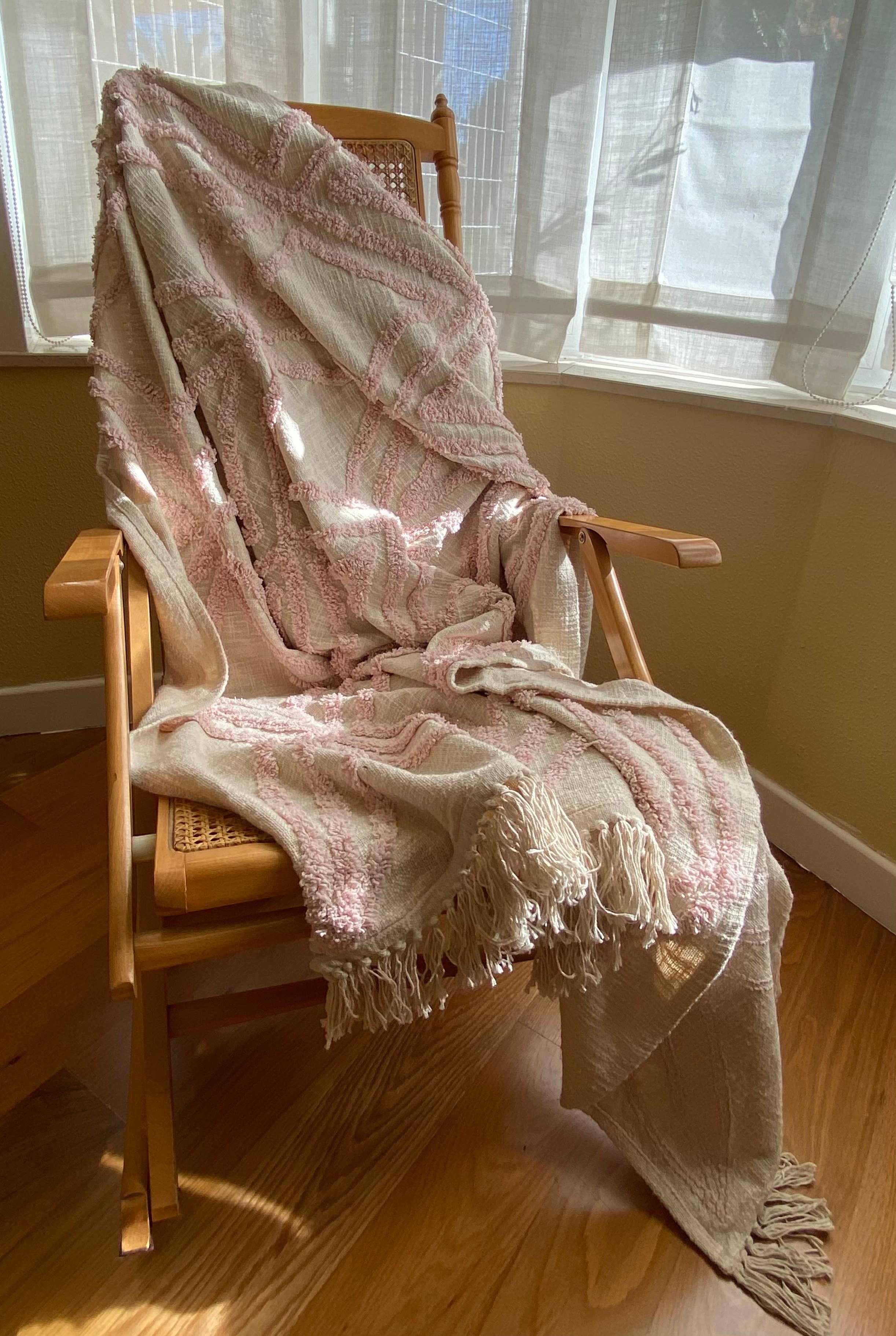 Tagala Home – Großhandel Überwurfdecke – Dekoratives Wandbild mit rosafarbenen Fransen, 130 x 200 cm1