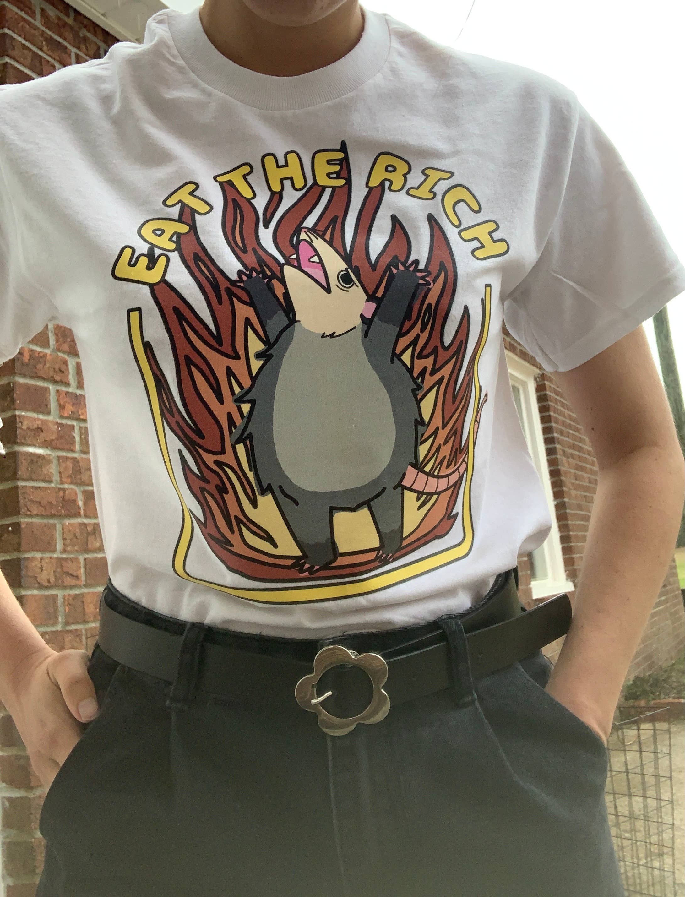 WoeBeGone Goods – Großhandel T-Shirt mit Siebdruck – Unisex – Eat the Rich Opossum T-Shirt//Chaotischer antikapitalistischer Punk1