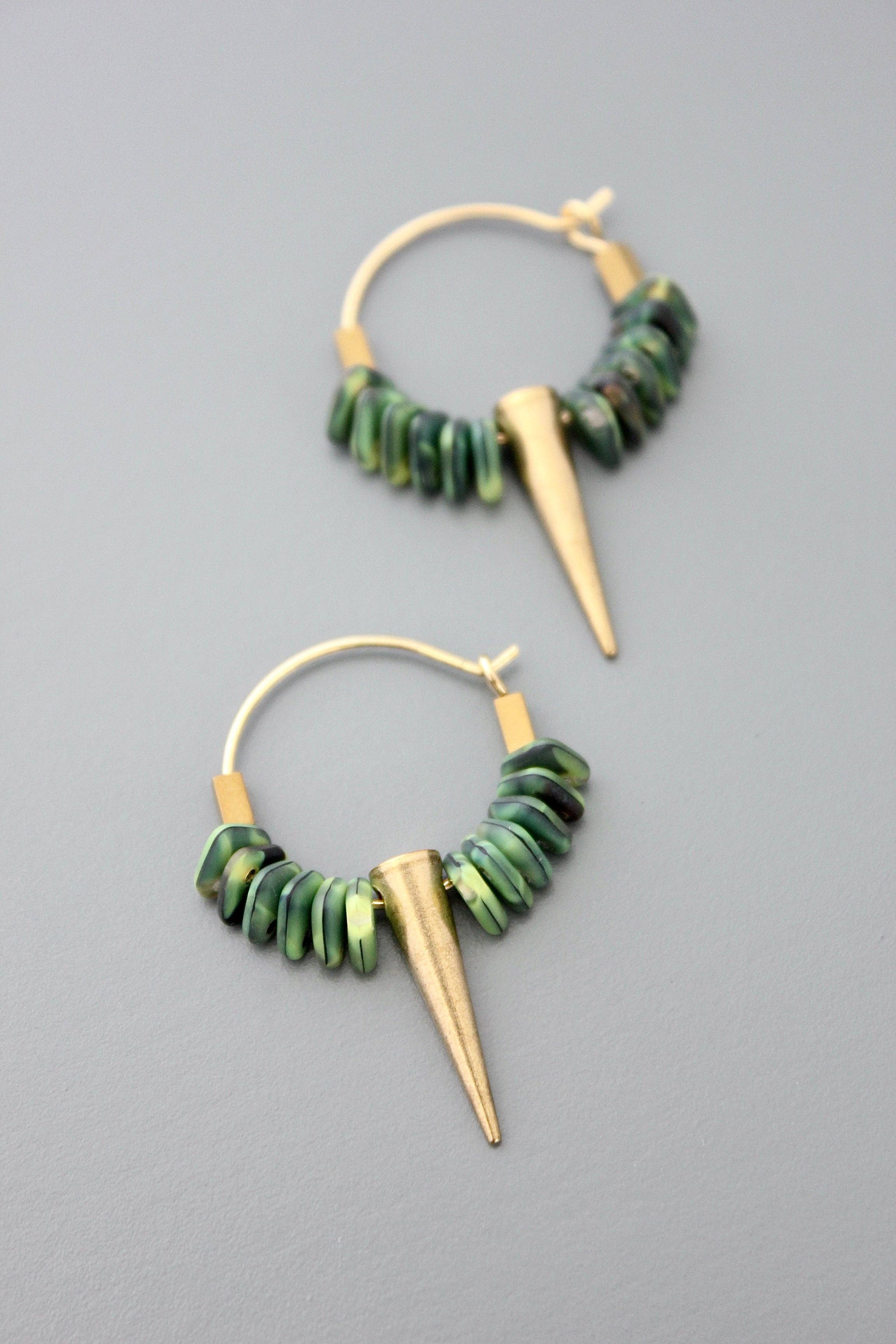 David Aubrey Jewelry – Engroshandel Hoops – FERE05 Små grønne glas- og pigøreringe2