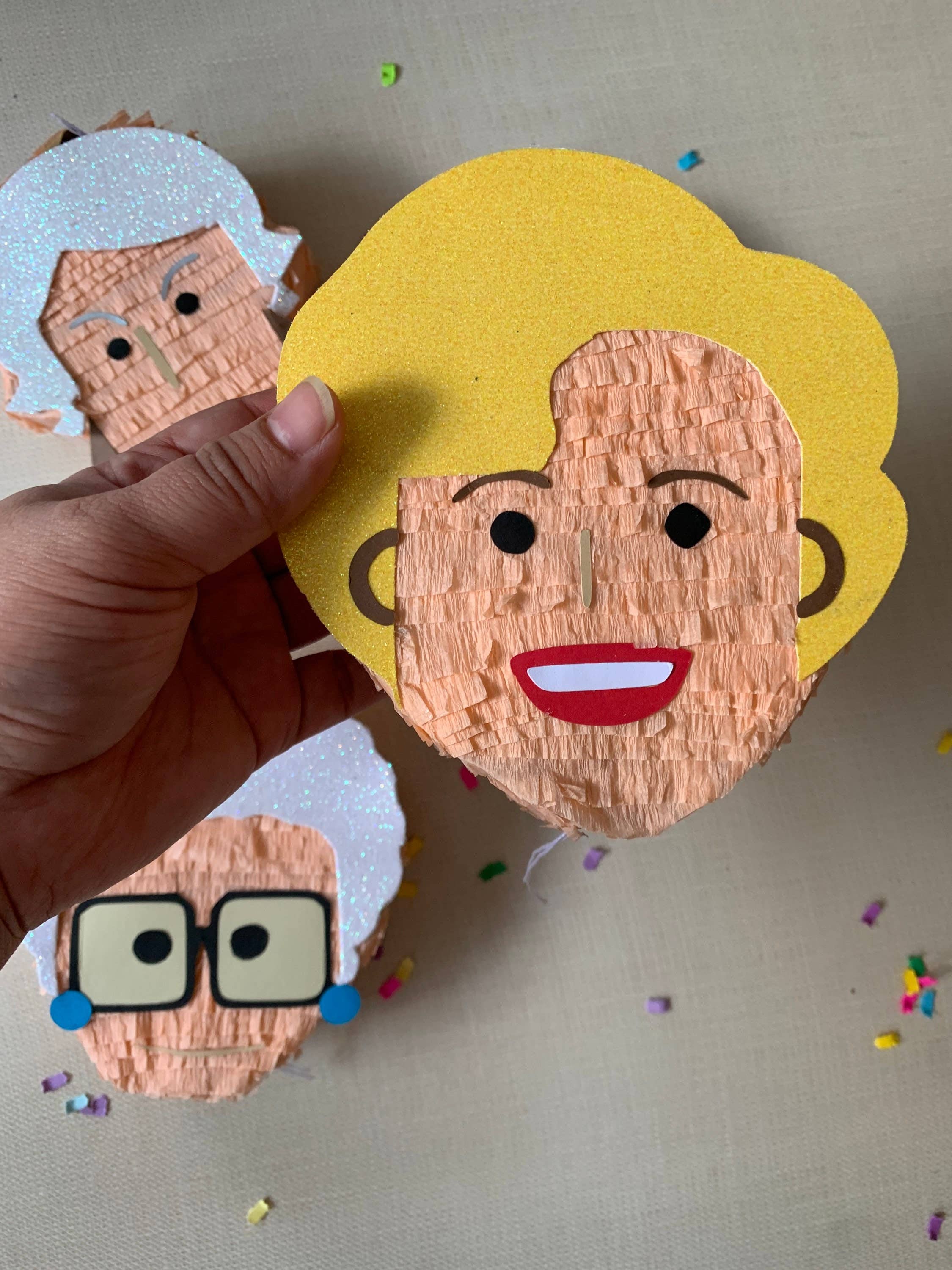 My Soiree Designs - Venta al por mayor Regalo para invitados - Mini piñatas de Golden Girls para la decoración del Día de Galentine.4