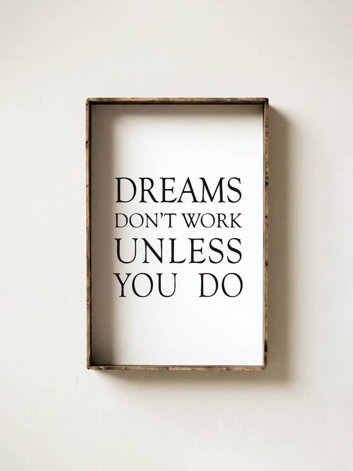 Träume funktionieren nicht, wenn du nicht arbeitest — Großes gerahmtes Büroposter für den Großhandel von Williamraedesigns