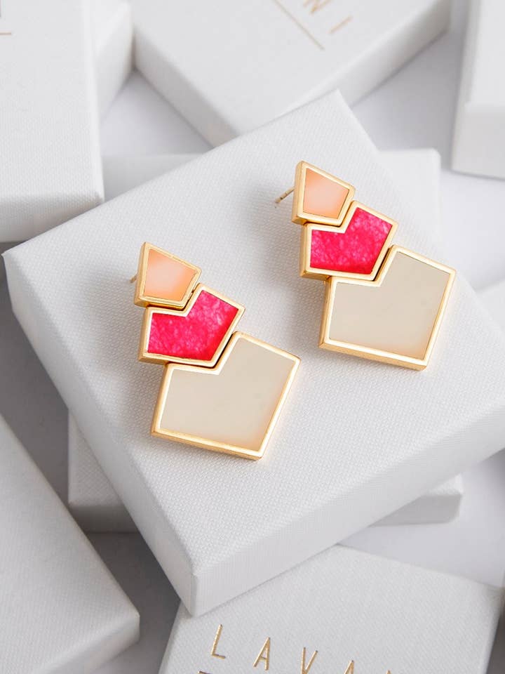 Pendientes Nefertiti Rosa, Fucsia, Blanco for engroshandel hos Lavani Jewels