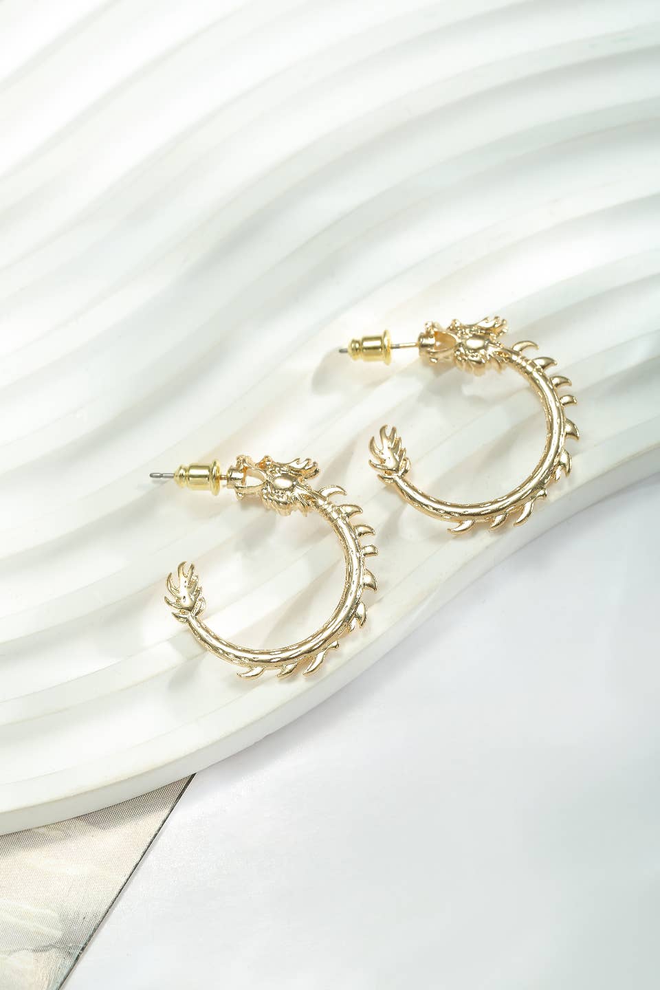 Emilie collection – Großhandel Hoops – Goldfarbene Ohrringe mit Drachendesign