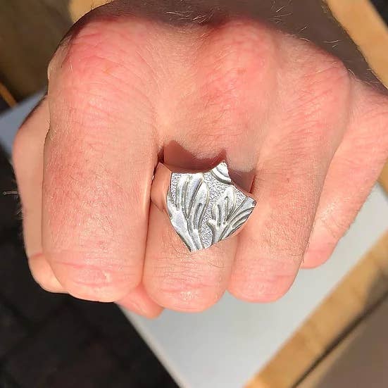 Four Pence Jewellery - Venta al por mayor Anillos grandes/de cóctel - Anillo escudo estampado