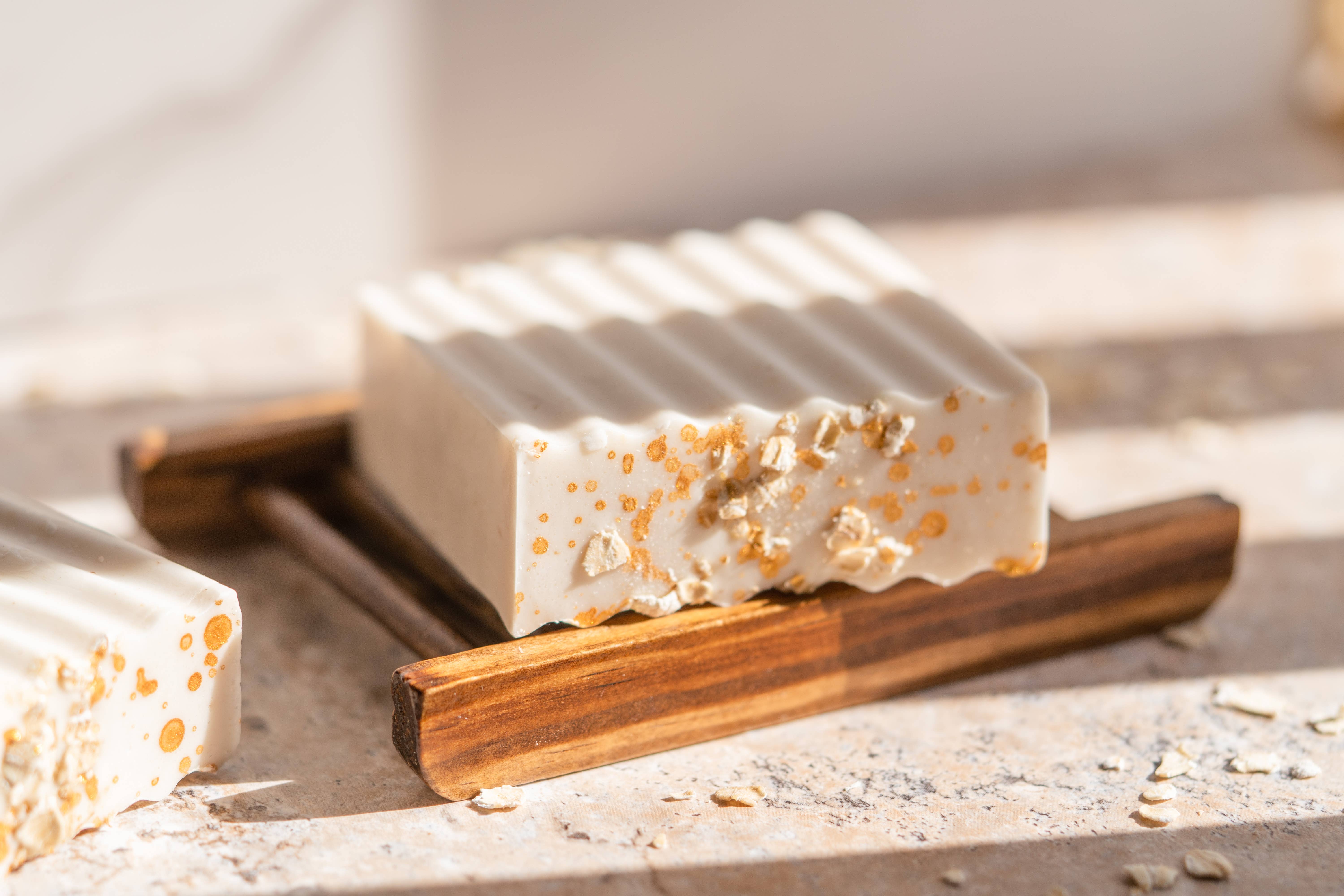 Hera By Hera Bath and Body – Großhandel Feste Seife – Hafermilch- und Honigseifenstück mit Goldflocken | 4,5 oz2