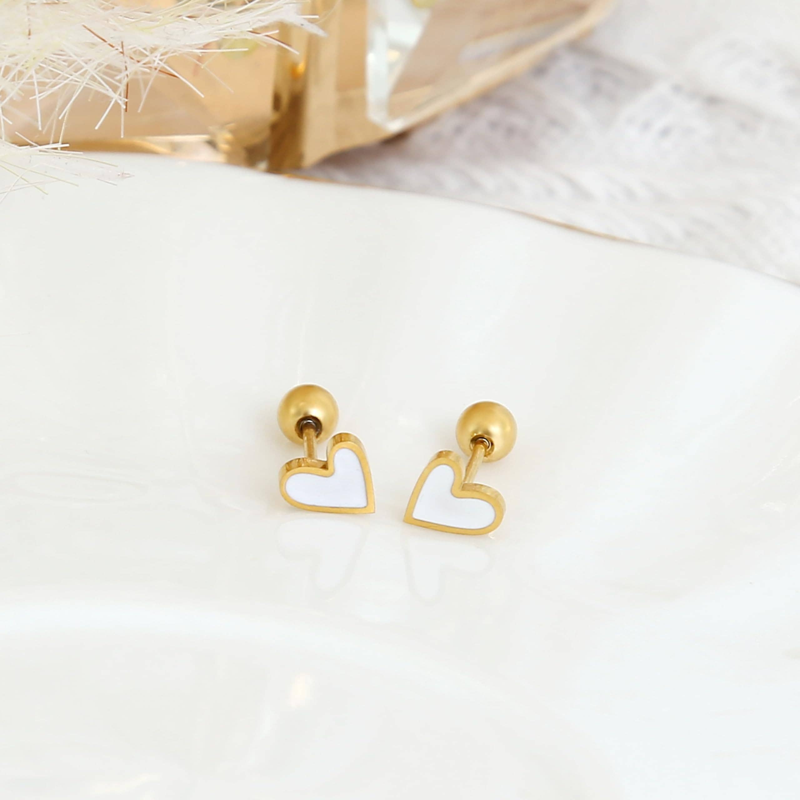 Made By Nami - Wholesale Stud/Post Earrings - Heart-shaped earrings in gold/white, made of stainless steel4