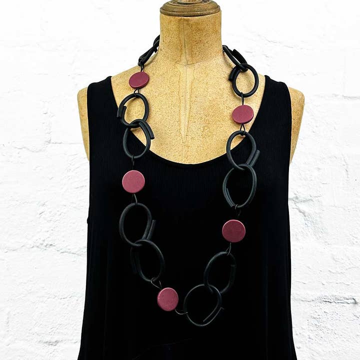 Collier DOTTY à longue chaîne en résine et caoutchouc pour la vente par Frank Ideas