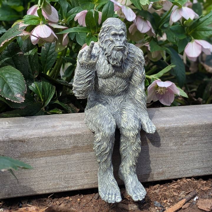 John Bernard & Company – wholesale Dekorativ statyett – Bigfoot 'Den Oartiga' Sasquatch-staty 10 tum H Hyllsittare11