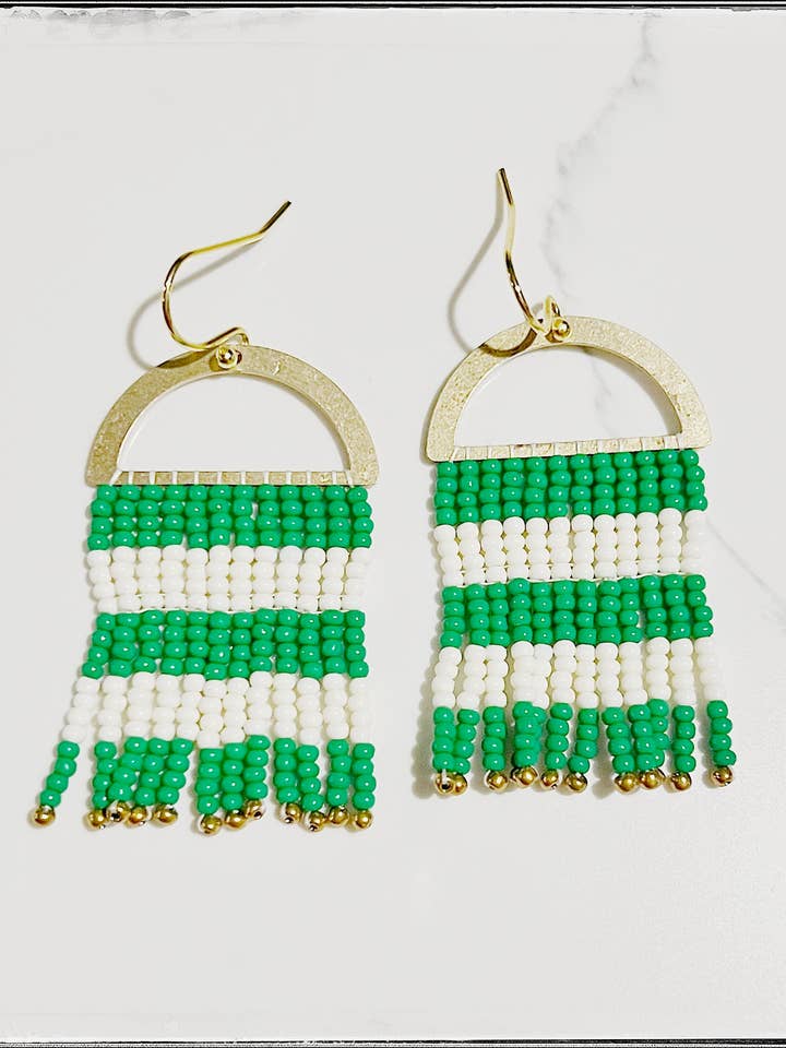 Koperen oorbellen van glas met rocailles en franjes, groene rugbystreep voor wholesale door GentrybyJenna