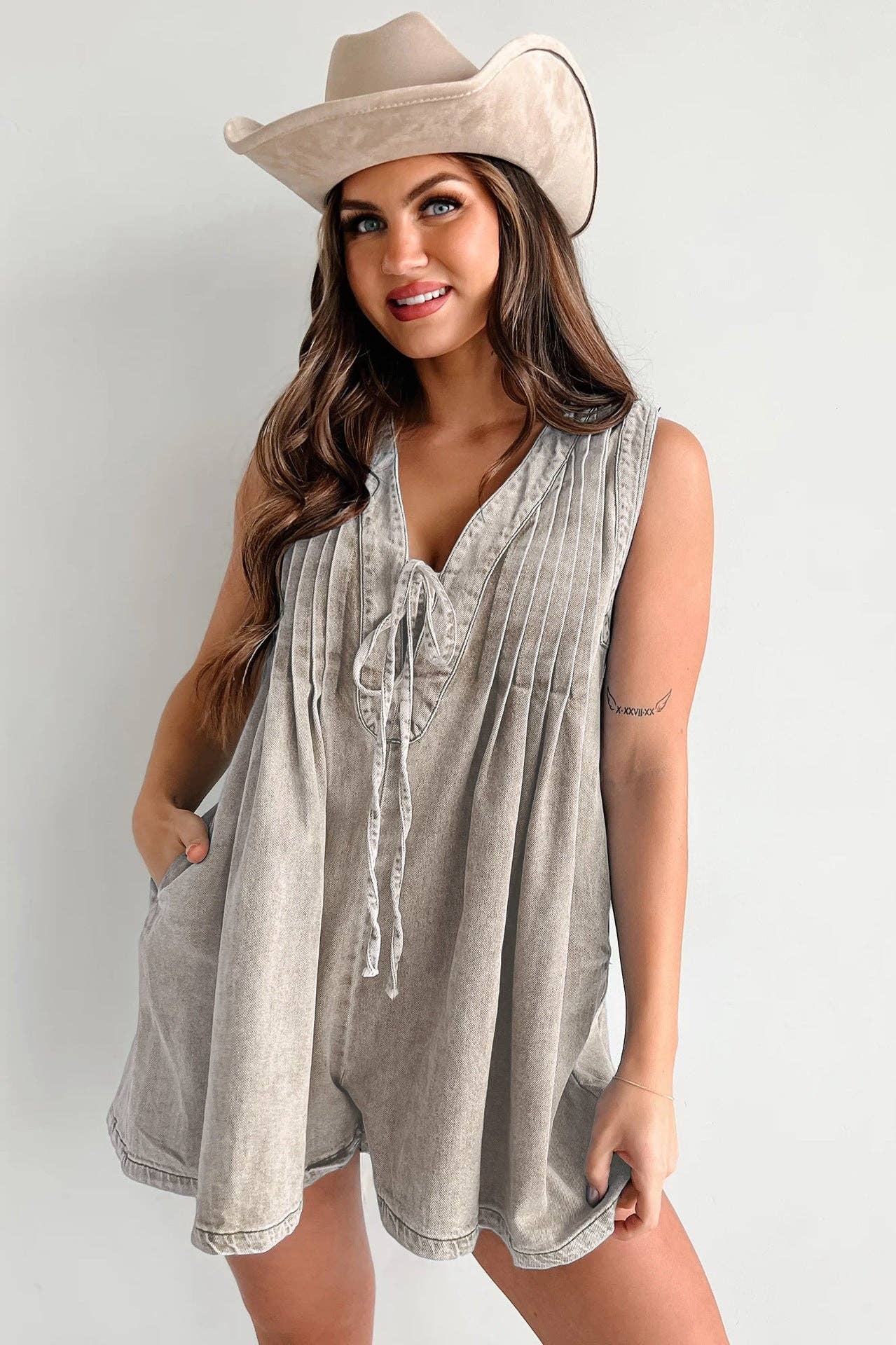 Sweetkama - Wholesale Romper - Women's - Ladies Tie Front V-Neck Sleeveless Denim Romper 902523